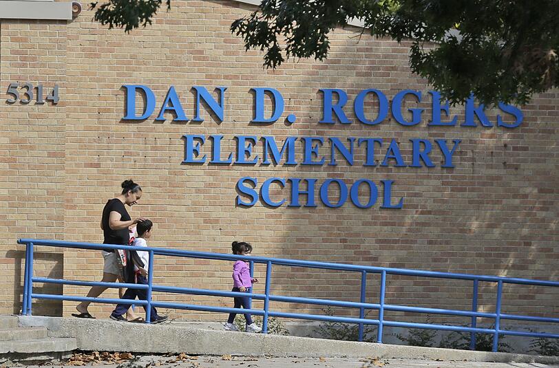 Fünf Schüler der Dan D. Rogers Grundschule in Dallas, die mit dem Ebola-Kranken Kontakt hatten, stehen zur Zeit unter Beobachtung.