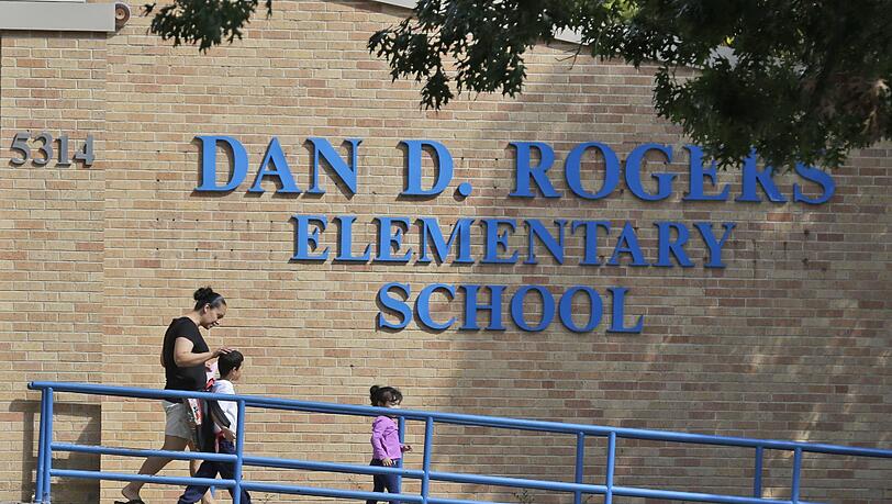 Fünf Schüler der Dan D. Rogers Grundschule in Dallas, die mit dem Ebola-Kranken Kontakt hatten, stehen zur Zeit unter Beobachtung.