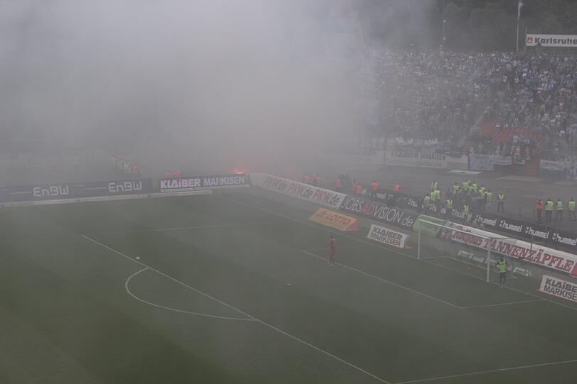 Die Bilder von der Pyro-Show der Löwen-Fans in Karlsruhe
