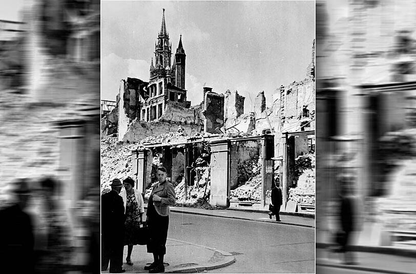 Auch 1947 bestimmen noch Schuttberge das Straßenbild in München. Im Hintergrund sind die Türme des Rathauses zu sehen.