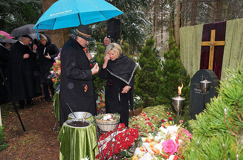 &bdquo;Wir vergessen Dich nie&ldquo;, Marianne und Michael Hartl am Grab ihres Freundes.