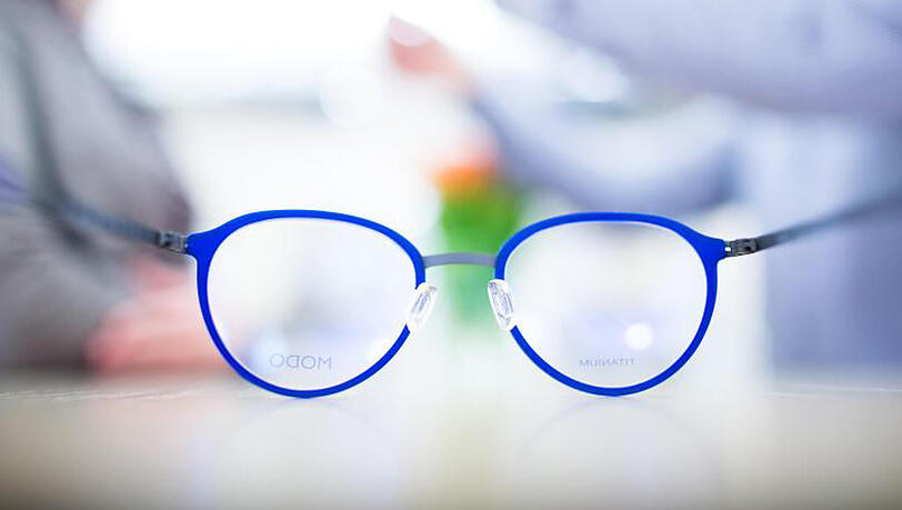 Augenoptiker beobachten seit einigen Jahren einen Trend zu Fassungen aus Kunststoff. Sie konnten ihren Marktanteil im vergangenen Jahr auf knapp ein Drittel steigern. Augenoptiker beobachten seit einigen Jahren einen Trend zu Fassungen aus Kunststoff. Sie konnten ihren Marktanteil im vergangenen Jahr auf knapp ein Drittel steigern.