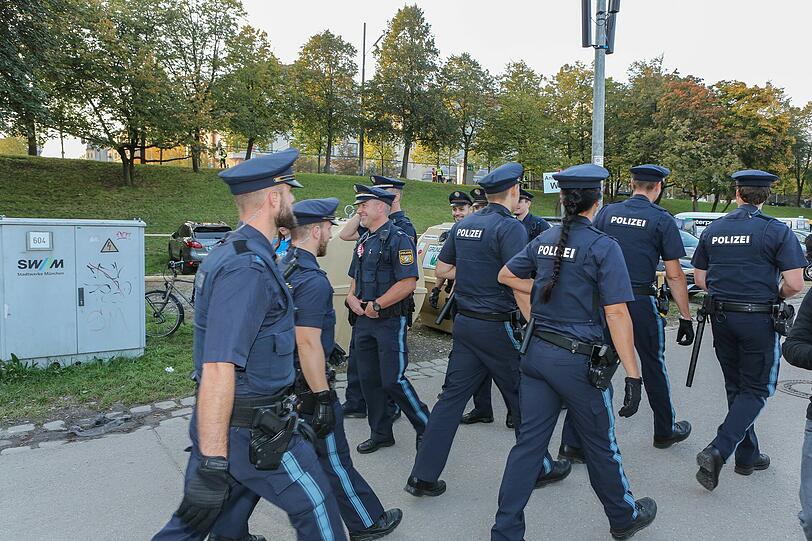 Die AZ hat die Polizisten der Wiesnwache für einen Tag begleitet: Wegerklärungen, "Kotzhügel"-Besuche, Festnahmen und einiges mehr - klicken Sie sich durch die Bilderstrecke.