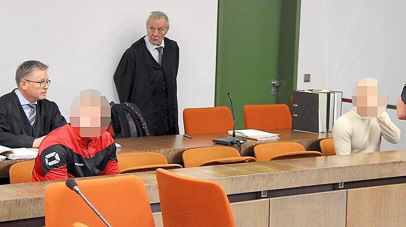 Geständige Räuber: Die Angeklagten mit ihren Anwälten.