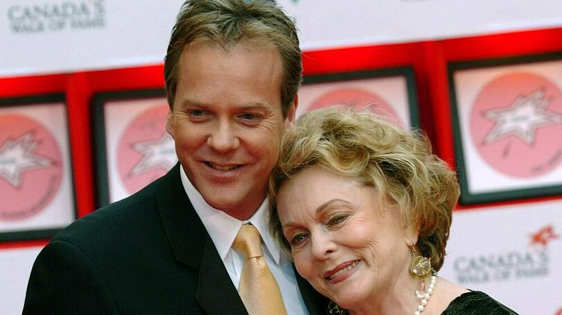 Kiefer Sutherland und seine Mutter Shirley Douglas gmeinsam bei einer Veranstaltung.