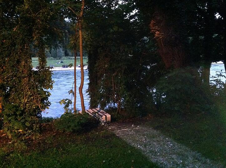 Auto-Sperre am "Isarboulevard": Hier war am Wochenende Platz für weiße Kunst, und für die Fußgänger.