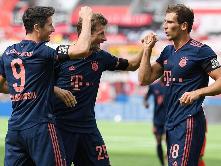 Auf Kurs Meistertitel: Lewandowski (l) jubelt über seinen Treffer zum 4:1 für die Bayern gegen Leverkusen mit Thomas Mueller und Leon Goretzka (r).