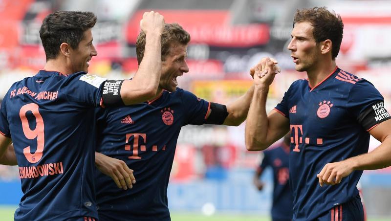 Auf Kurs Meistertitel: Lewandowski (l) jubelt über seinen Treffer zum 4:1 für die Bayern gegen Leverkusen mit Thomas Mueller und Leon Goretzka (r). Auf Kurs Meistertitel: Lewandowski (l) jubelt über seinen Treffer zum 4:1 für die Bayern gegen Leverkusen mit Thomas Mueller und Leon Goretzka (r).