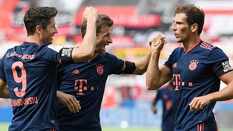 Auf Kurs Meistertitel: Lewandowski (l) jubelt über seinen Treffer zum 4:1 für die Bayern gegen Leverkusen mit Thomas Mueller und Leon Goretzka (r).