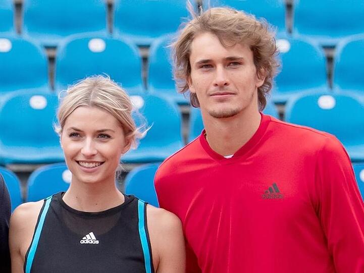 Alexander Zverev posiert neben Model und Moderatorin Lena Gercke in München für ein Foto.