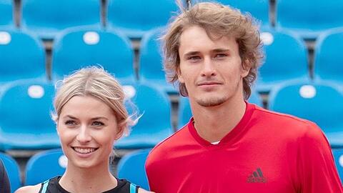 Alexander Zverev posiert neben Model und Moderatorin Lena Gercke in München für ein Foto.