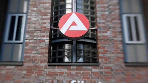 Die Arbeitsagenturen und Jobcenter sind derzeit telefonisch nur eingeschränkt erreichbar - zu viele Menschen rufen an.