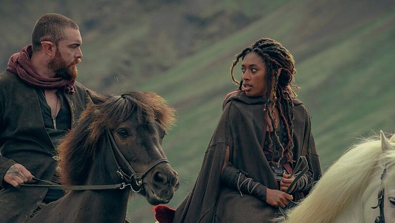 Laurence O'Fuarain (l.) und Sophia Brown spielen in "The Witcher: Blood Origin" die Hauptfiguren Fjall und Éile.