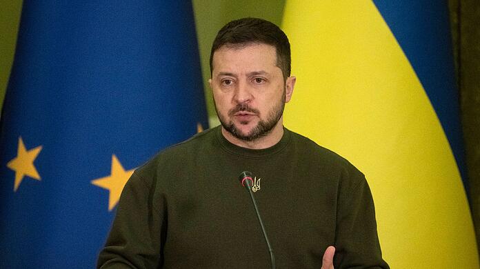 "Aber egal, wie schwer es ist und wie groß der Druck ist, wir müssen überleben", sagt der ukrainische Präsident Selenskyj über den russischen Angriffskrieg.