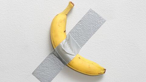 Die Banane einfach hinpappen? Bloß nicht! Für Maurizio Cattelans Werk "Comedian" gibt es ein 14-seitiges Echtheitszertifikat mit detaillierten Anweisungen zur Installation der Arbeit. Zum Beispiel muss die Banane 175 cm über dem Boden in einem Winkel von 37 Grad aufgehängt werden.
