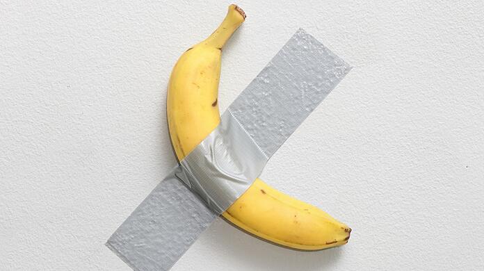Die Banane einfach hinpappen? Bloß nicht! Für Maurizio Cattelans Werk "Comedian" gibt es ein 14-seitiges Echtheitszertifikat mit detaillierten Anweisungen zur Installation der Arbeit. Zum Beispiel muss die Banane 175 cm über dem Boden in einem Winkel von 37 Grad aufgehängt werden.