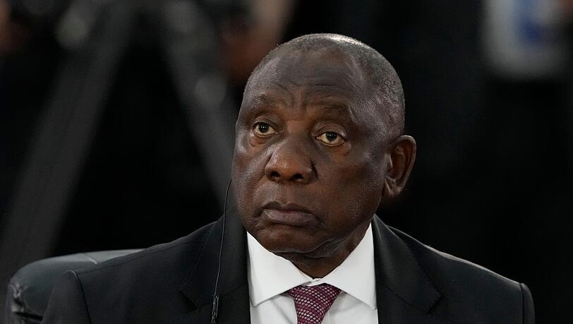 Ramaphosa richtet eine Kommission ein, die die Vorwürfe gegen den Polizeiminister untersuchen soll.