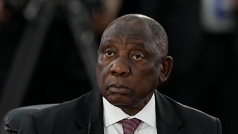 Ramaphosa richtet eine Kommission ein, die die Vorwürfe gegen den Polizeiminister untersuchen soll.