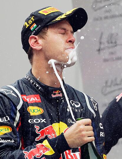 Champagner-Dusche nach dem Sieg in Indien: Sebastian Vettel feiert sein Rennen.