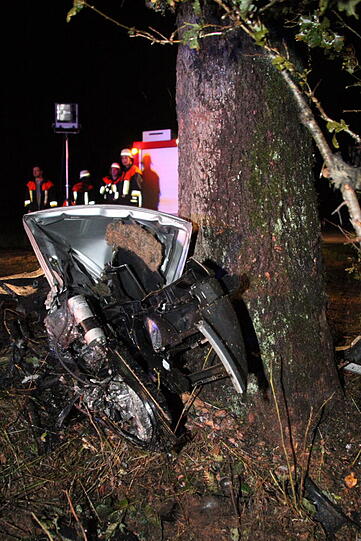 Ein 33-Jähriger ist in Unterreith bei Mühldorf mit seinem Wagen aus einer Kurve geflogen und gegen einen Baum geprallt. Der Fahrer war sofort tot. Am Unfallort wurde eine Bierflasche gefunden, die offenbar aus dem Auto geschleudert worden war. Die Bilder...