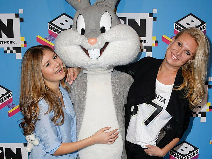 Magdalena Brzeska und ihre Tochter kuscheln mit Bugs Bunny
