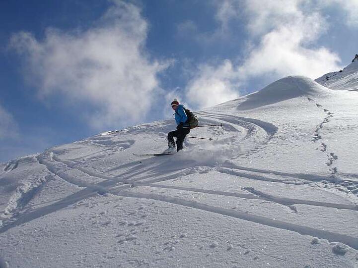 Was gibt es Schöneres, als an milden Frühlingstagen durch den Schnee zu carven?