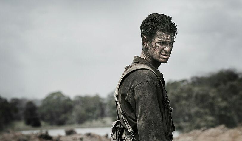 Auf dem Schlachtfeld sind alle gleich: Dess (Andrew Garfield) steht vor den Leichen des Krieges.