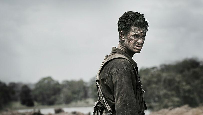 Auf dem Schlachtfeld sind alle gleich: Dess (Andrew Garfield) steht vor den Leichen des Krieges.