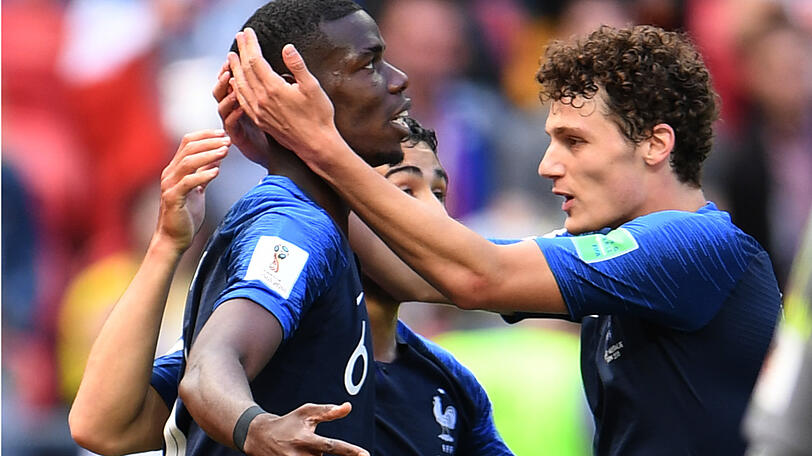 Erleichterung bei der Equipe Tricolore: Paul Pogba (l) jubelt mit seinem Teamkollegen Benjamin Mendy aus Frankreich über sein Tor zum 2:1 gegen Australien.