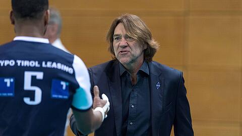 Hannes Kronthaler, General Manager der Alpenvolleys Unterhaching (rechts), mit Spieler Paulo Victor Costa da Silva.