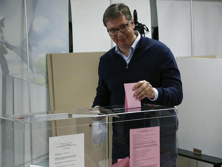 Aleksandar Vucic gibt in einem Wahllokal in Belgrad seine Stimme ab.wonnen.