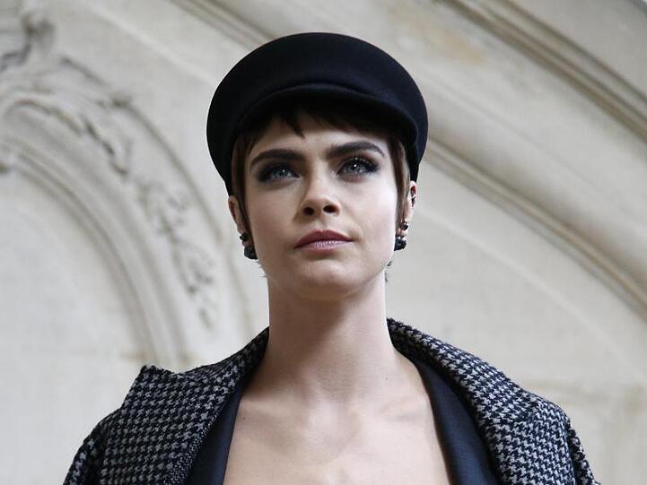 Kleidung schmückt - und schützt vor allem: Cara Delevingne.
