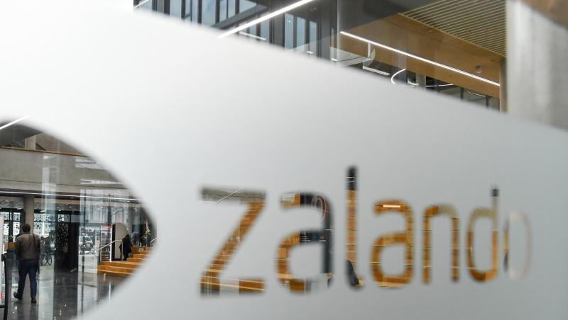Der Online-Händler Zalando SE hat europaweit rund 14.000 Beschäftigte. Der Online-Händler Zalando SE hat europaweit rund 14.000 Beschäftigte.