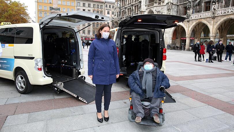 Oswald Utz (r.) und Bürgermeisterin Verena Dietl (SPD) vor zwei der neuen Rollstuhltaxis.