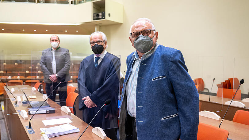 Toni Roiderer (r), der langjährige Sprecher der Wiesn-Wirte, und sein Anwalt Ulrich Ziegert (2.v.r.) stehen zu Beginn ihres Gerichtstermin im Amtsgericht auf ihrem Platz. Ganz links steht Thomas Roiderer. Die Wirte sind wegen Vorteilsgewährung angeklagt, weil sie Wiesn-Gutscheine für Bier und Hendl an Polizisten abgegeben haben sollen. Toni Roiderer (r), der langjährige Sprecher der Wiesn-Wirte, und sein Anwalt Ulrich Ziegert (2.v.r.) stehen zu Beginn ihres Gerichtstermin im Amtsgericht auf ihrem Platz. Ganz links steht Thomas Roiderer. Die Wirte sind wegen Vorteilsgewährung angeklagt, weil sie Wiesn-Gutscheine für Bier und Hendl an Polizisten abgegeben haben sollen.