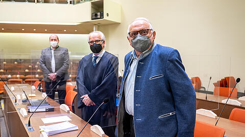 Toni Roiderer (r), der langjährige Sprecher der Wiesn-Wirte, und sein Anwalt Ulrich Ziegert (2.v.r.) stehen zu Beginn ihres Gerichtstermin im Amtsgericht auf ihrem Platz. Ganz links steht Thomas Roiderer. Die Wirte sind wegen Vorteilsgewährung angeklagt, weil sie Wiesn-Gutscheine für Bier und Hendl an Polizisten abgegeben haben sollen.