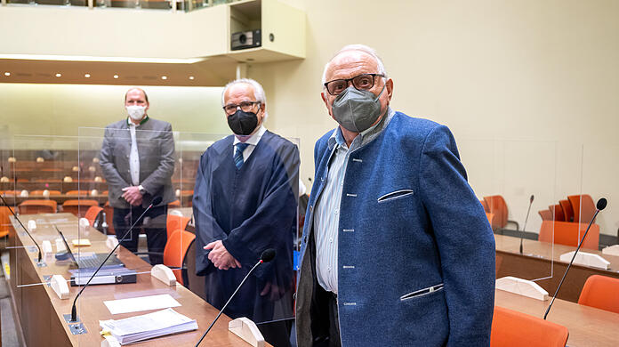 Toni Roiderer (r), der langjährige Sprecher der Wiesn-Wirte, und sein Anwalt Ulrich Ziegert (2.v.r.) stehen zu Beginn ihres Gerichtstermin im Amtsgericht auf ihrem Platz. Ganz links steht Thomas Roiderer. Die Wirte sind wegen Vorteilsgewährung angeklagt, weil sie Wiesn-Gutscheine für Bier und Hendl an Polizisten abgegeben haben sollen.