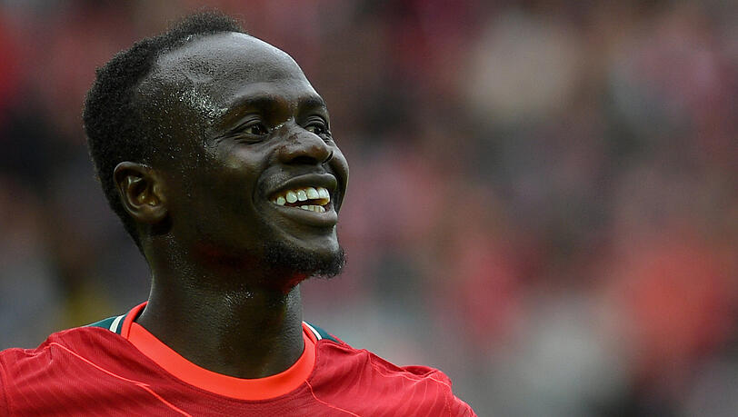 Inmitten der nicht enden wollenden Diskussion um die Zukunft von Robert Lewandowski kommt mit Sadio Mané vom FC Liverpool ein Topstar zum FC Bayern. (Archivbild)