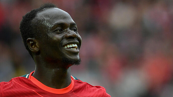 Inmitten der nicht enden wollenden Diskussion um die Zukunft von Robert Lewandowski kommt mit Sadio Mané vom FC Liverpool ein Topstar zum FC Bayern. (Archivbild)