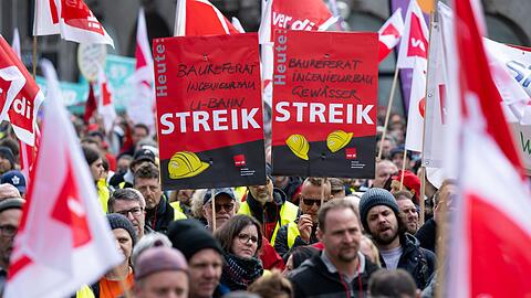 Beschäftigte im öffentlichen Dienst nehmen auf dem Marienplatz an einem Warnstreik teil.