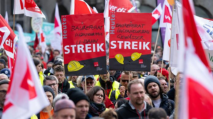 Beschäftigte im öffentlichen Dienst nehmen auf dem Marienplatz an einem Warnstreik teil.