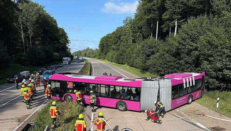 Der Bus war im Ersatzverkehr für die gesperrte Bahnstrecke zwischen Hamburg und Berlin unterwegs.