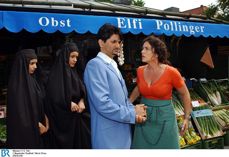 Eine Szene aus der ersten Folge: Christine Neubauer als Elfi im Konflikt mit ihrem Mann und dessen Nebenfrauen.