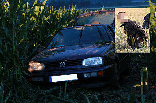 In der Nähe von Traunreut überschlug sich ein Golf in einem Maisfeld. Drei junge Männer wurden in dem Maisfeld entdeckt.