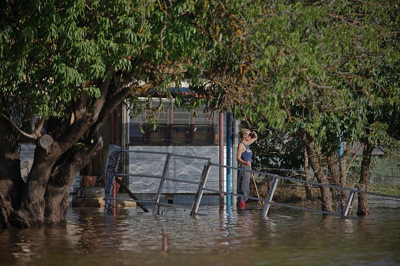 Mehr als 9000 Bewohner wurden aufgefordert, ihre Häuser zu verlassen. Tausende Familien sitzen in Ost-Australien nach den stärksten Regenfällen seit den 1920er Jahren bereits in Notunterkünften. In den vergangenen Tagen hatten nach Behördenangaben rund 5000 Menschen ihr Zuhause verlassen müssen. Das Flutdrama in forderte bislang zwei Todesopfer.
