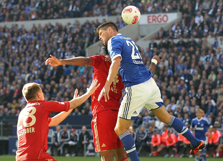 HOLGER BADSTUBER: Note 3. Ist froh, wenn diese Außenverteidigerei gegen so schnelle Typen wie Jefferson Farfan bald mal wieder ein Ende hat. Wird sich noch gedulden müssen.