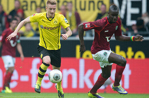 Dortmunds Marco Reus (l) und Hannovers Salif Sane kämpfen um den Ball