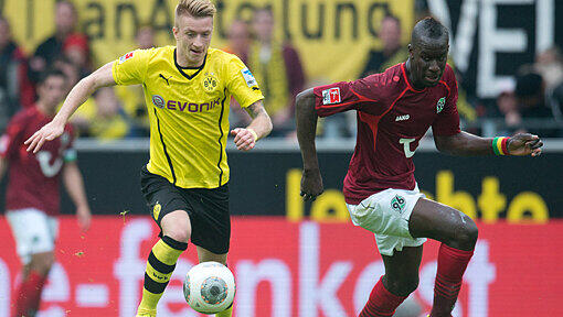 Dortmunds Marco Reus (l) und Hannovers Salif Sane kämpfen um den Ball Dortmunds Marco Reus (l) und Hannovers Salif Sane kämpfen um den Ball