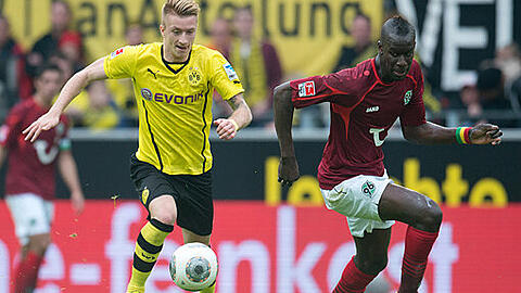 Dortmunds Marco Reus (l) und Hannovers Salif Sane kämpfen um den Ball