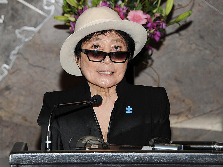 Yoko Ono twittert auch mit 81 noch für den guten Zweck